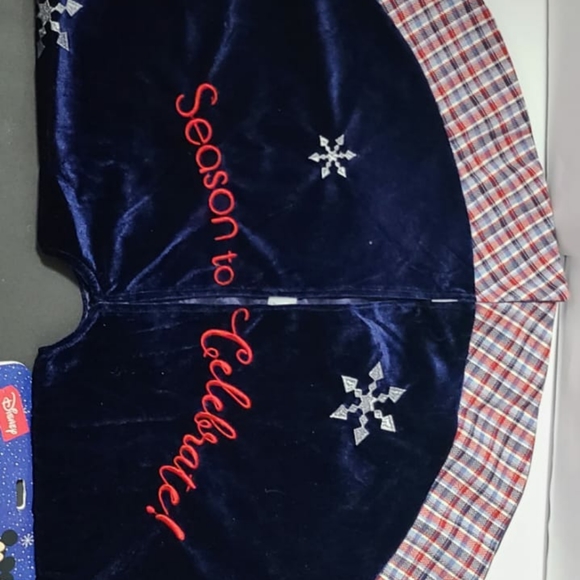 Disney Mickey and Minnie Mouse Christmas Tree Shirt - Picture 5 of 10